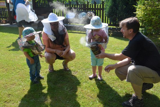 Na Včelnici na Husově ulici se děti mohly seznámit, jak se pracuje s živými včelami, ale také vyrobit si svíčku nebo nazdobit perníčky.
FOTO: DANA HOĎÁKOVÁ