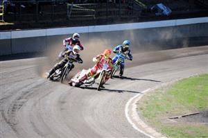 Na kopřivnickém plochodrážním ovále získal titul mistra ČR strojů do 500 cm3 Eduard Krčmář před Václavem Milíkem a Josefem Francem.
FOTO: K. ČABLOVÁ