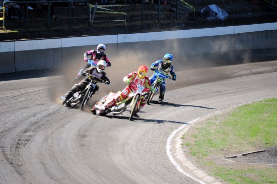 Na kopřivnickém plochodrážním ovále získal titul mistra ČR strojů do 500 cm3 Eduard Krčmář před Václavem Milíkem a Josefem Francem.
FOTO: K. ČABLOVÁ