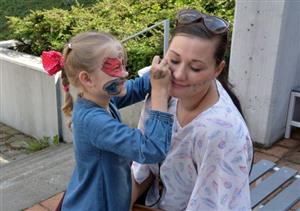 Na akci Malujeme se navzájem přišla do atria ZŠ Alšovy stovka lidí. 
FOTO: DANA HOĎÁKOVÁ