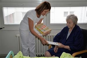 Klientům místního střediska následné lůžkové péče budou sloužit speciální kompenzační pomůcky pro nácvik jemné motoriky, které vyrobily dobrovolnice.
FOTO: DANA HOĎÁKOVÁ