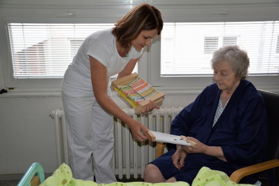 Klientům místního střediska následné lůžkové péče budou sloužit speciální kompenzační pomůcky pro nácvik jemné motoriky, které vyrobily dobrovolnice.
FOTO: DANA HOĎÁKOVÁ