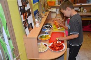 Děti si s radostí tvořily zdravé a přitom lákavé svačinky z připravených surovin.
FOTO: DANA HOĎÁKOVÁ