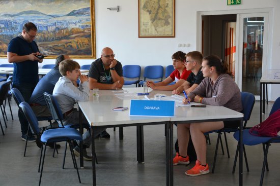 Žáci druhého stupně kopřivnických základních škol u tematických stolů diskutovali nad problémy, které vnímají a měly by se podle nich řešit.
FOTO: DANA HOĎÁKOVÁ