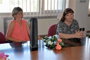 Učitelka Jitka Hořáková (vlevo) s ředitelkou Janou Neničkovou přijaly poděkování vedení města za pohotovou reakci, která zachránila život školačce.
FOTO: DANA HOĎÁKOVÁ