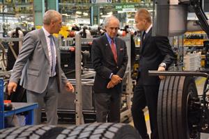 Americký právník Lanny Davis (uprostřed) si v doprovodu zástupců Tatry Trucks prohlédl její výrobní linku.
FOTO: DAVID MACHÁČEK