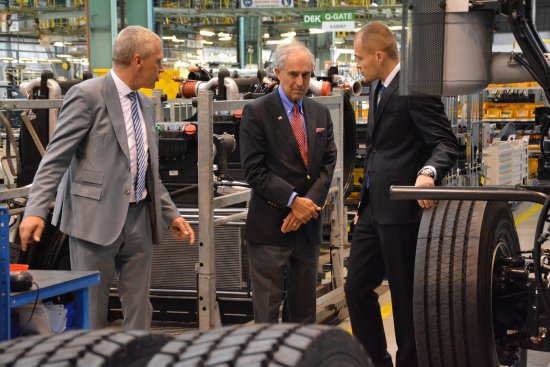 Americký právník Lanny Davis (uprostřed) si v doprovodu zástupců Tatry Trucks prohlédl její výrobní linku.
FOTO: DAVID MACHÁČEK