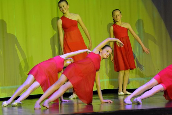 Dva podvečery po sobě patřil v minulém týdnu vyprodaný kulturní dům tanečním koncertům ZUŠ Zdeňka Buriana. Nyní už se žáci i absolventi školy připravují na velký koncert pro naše město. 
FOTO: DAVID MACHÁČEK