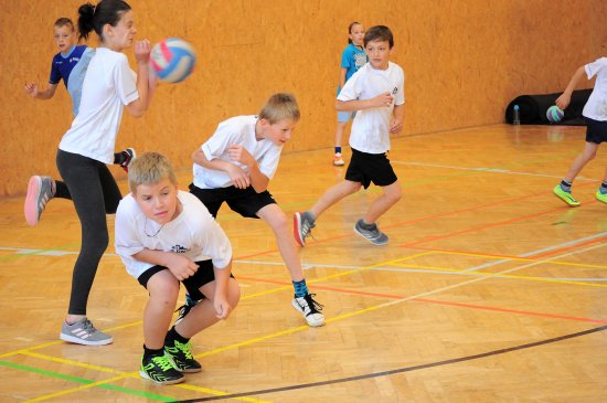 Základní škola Lubina těsně porazila v derby ZŠ Mniší a nakonec zvítězila i v celém domácím turnaji ve vybíjené malotřídek.
FOTO: KRISTINA ČABLOVÁ