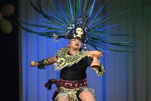 Mexický tanečník Manuel García předvedl v programu Šostýnské Venuše rituální tanec Aztéků.
FOTO: DAVID MACHÁČEK