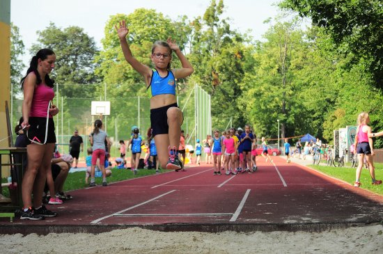 Atletický klub E. Zátopka pořádal na hřišti ZŠ Alšova čtvrté kolo Atletické ligy minipřípravek. Družstvo děvčat v něm zvítězilo, chlapci pak skončili třetí.
FOTO: KRISTINA ČABLOVÁ