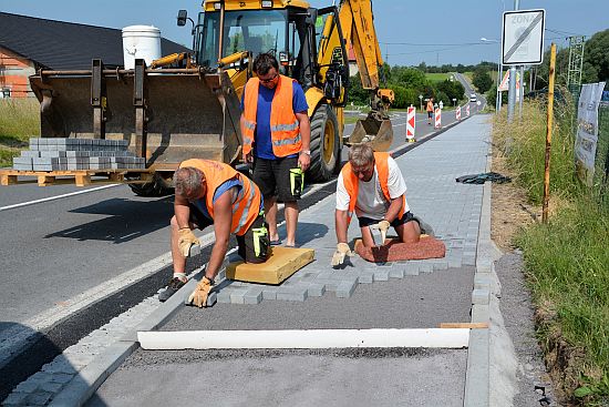 Pracovníci společnosti V + V Saveko v minulém týdnu dodláždili nově postavený chodník podél komunikace na ulici Obránců míru.
FOTO: DANA HOĎÁKOVÁ
