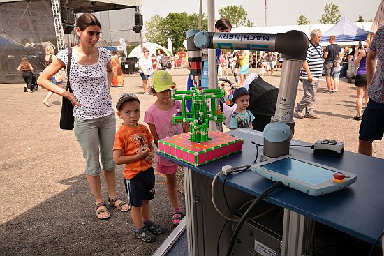Nejen mohutné těžké stroje, ale i sofistikovaná robotická ramena měli možnost vidět návštěvníci víkendových Dnů techniky. Do areálu tatrováckého polygonu jich dorazilo na dvacet tisíc.
FOTO: DAVID MACHÁČEK
