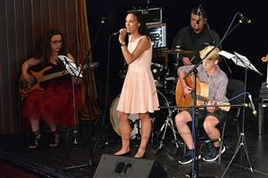 Na Koncertě pro naše město se představila mimo jiné i rocková kapela ZUŠ Zdeňka Buriana.
FOTO: DAVID MACHÁČEK
