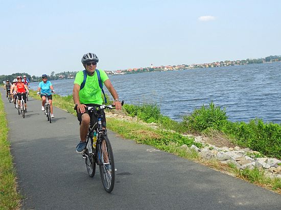 V minulém týdnu se vydala na cyklovýlet na jižní Moravu téměř padesátka kopřivnických seniorů. Během trasy objeli novomlýnské nádrže.
FOTO: JAROSLAV BAREK
