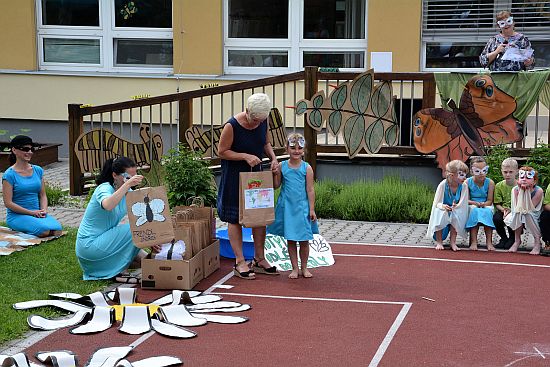 V pátek 8. června byl pro předškoláky v Mateřské škole Jeřabinka velký den. Před prázdninami byli pasováni na školáky - cestovatele.
FOTO: DANA HOĎÁKOVÁ
