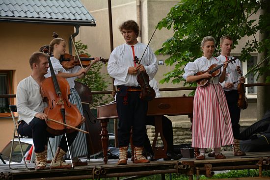 Letní odpoledne pro Kopřivnici na zahradě Katolického domu zpestřila minulou neděli tradičně cimbálová muzika Pramínky.
FOTO: DAVID MACHÁČEK
