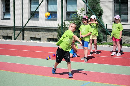 Děti z mateřských škol Kopřivnice a okolí se na hřišti ZŠ E. Zátopka utkaly ve slalomu, hodu míčkem, skoku dalekém a běhu na 175 m.
FOTO: KRISTINA ČABLOVÁ
