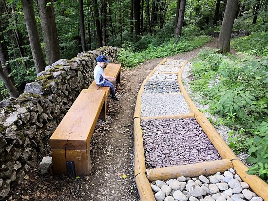 V rámci revitalizace Sluneční stezky na Bílou horu vznikl několik desítek metrů pod vrcholem také hmatový chodník z různých druhů kamene.
FOTO: DAVID MACHÁČEK
