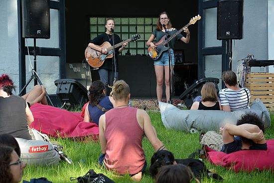 Pohodový odpolední koncert pražského Avokadua znovu oživil v neděli prostranství před Galerií Galaxie v parku E. Beneše.
FOTO: DAVID MACHÁČEK

