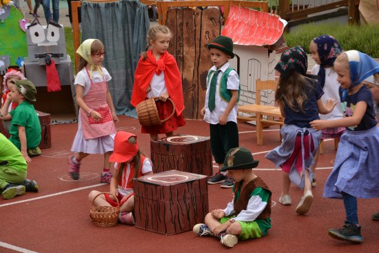Padesátiny své Mateřské školy Jeřabinka oslavily tamní děti třeba i nastudováním muzikálové Karkulky.
FOTO: DAVID MACHÁČEK