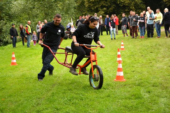 Po vyjížďce se účastníci motorkářského srazu ve Větřkovicích bavili sérií recesních soutěží.
FOTO: DAVID MACHÁČEK