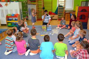 Preventista Obvodního oddělení Policie ČR Marek Mičaník dětem představil novou hru, která  jim přiblíží práci policie i bezpečnost na silnicích.
FOTO: DANA HOĎÁKOVÁ