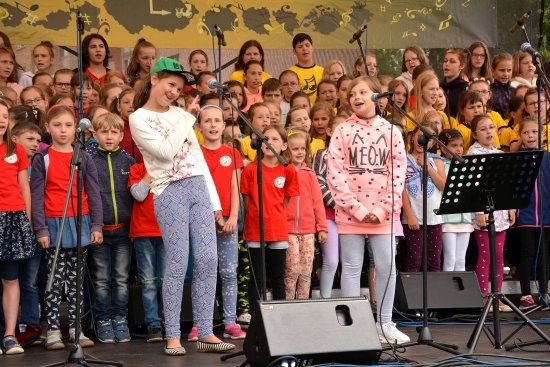Děti z kopřivnických základních škol se minulý pátek do oslav Evropského svátku hudby zapojily aktivně. Vyvrcholením dopoledního programu před kulturním domem bylo vystoupení sboru Kopřivka.
FOTO: DAVID MACHÁČEK