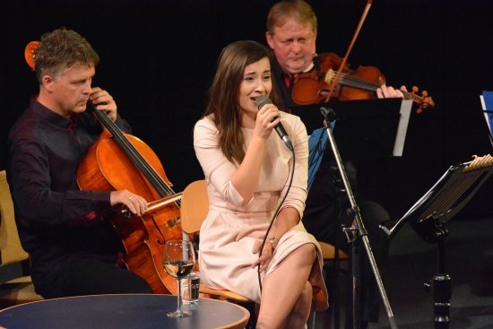 Zpěvačka Lucie Rybnikářová nabídla kopřivnickému publiku v minulém týdnu zdařilý recitál  z písní Hany Hegerové.
FOTO: DAVID MACHÁČEK