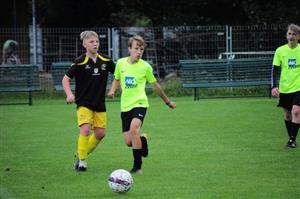 Žáci FC Vlčovice-Mniší (ve světlém dresu) obsadili na domácím turnaji poslední příčku, naopak vítězství slavilo družstvo Lubiny.
FOTO: KRISTINA ČABLOVÁ