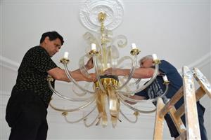 Pavel Kopřiva a Tomáš Sieber ze Střední uměleckoprůmyslové školy sklářské při instalaci jednoho z restaurovaných lustrů v interiéru Ringhofferovy vily.
FOTO: DAVID MACHÁČEK