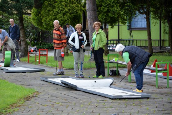 Zahrát si minigolf nebo se jen pobavit přišla poslední červnové úterý čtyřicítka seniorů.
FOTO: DANA HOĎÁKOVÁ