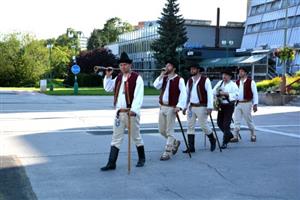 Kapela RukyNaDudy zahájila seriál letních promenádních koncertů před kulturním domem zajímavým vystoupením odkazující na archaické formy zdejšího folkloru. 
FOTO: D. HOĎÁKOVÁ