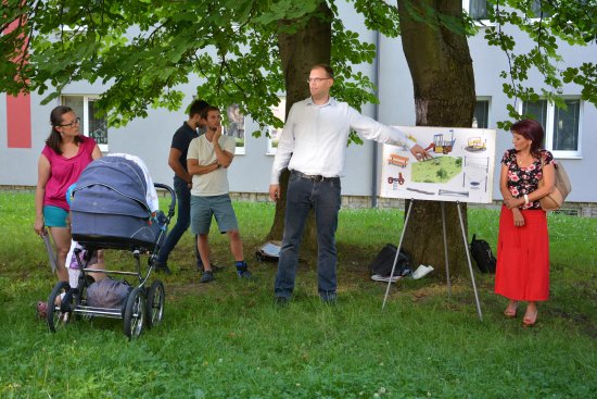 Zástupci firem přihlášených do veřejné soutěže prezentovali své návrhy lidem z dotčených oblastí, kde by měly být herní prvky umístěny.
FOTO: DANA HOĎÁKOVÁ