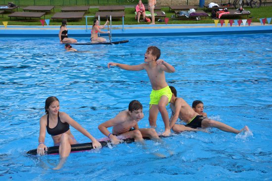 V minulém týdnu pokračoval seriál prázdninových aktivit Někdo ven? akcí Super den u vody na zdejším městském koupališti. Novinkou, kterou si její návštěvníci vyzkoušeli, byl paddleboarding.
FOTO: DAVID MACHÁČEK
