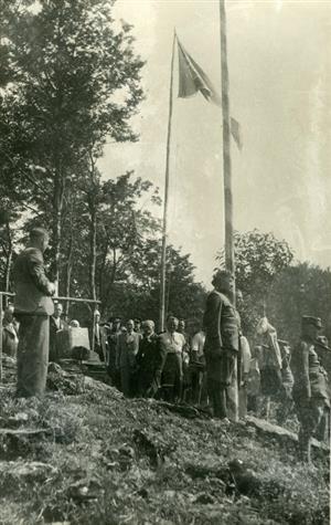 Sedmého srpna 1938 byl pod vrcholem Červeného kamene postaven základní kámen nikdy nevztyčené Masarykovy rozhledny. Příští týden v úterý bude kámen na stejném místě po osmdesáti letech odhalen znovu.  
FOTO: ARCHIV MUZEA FOJTSTVÍ