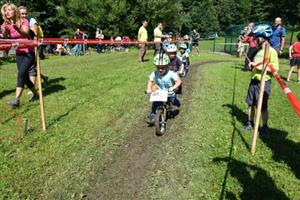 I přes náročný rozbahněný terén si cyklistický závod Drtík užily všechny děti, od těch nejmenších až po náctileté.
FOTO: DANA HOĎÁKOVÁ