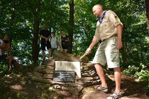 Účastníci znovuodhalení základního kamene rozhledny na něj stejně jako před 80 lety poklepali kladívkem z depozitáře muzea.