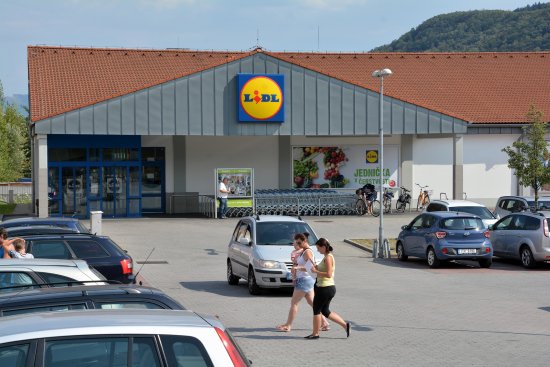 Společnost Lidl připravuje modernizaci své kopřivnické prodejny. V úvahu připadá i demolice stávající budovy a její nahrazení novým typem.    
FOTO: DAVID MACHÁČEK