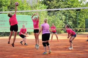 Kadetky kopřivnického volejbalového klubu čelily na domácím turnaji starším, a tudíž i mnohem zkušenějším soupeřkám.
FOTO: KRISTINA ČABLOVÁ