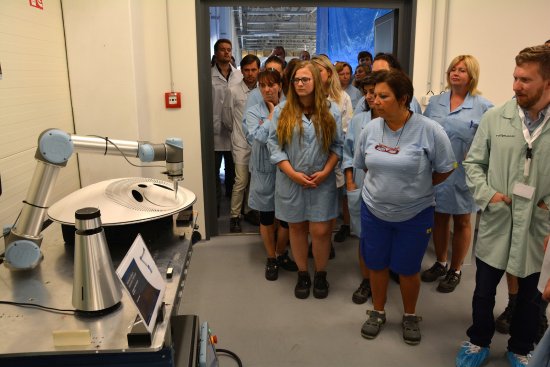 Zaměstnanci společnosti Tymphany si prohlížejí multifunkční robotické rameno, které ve validační laboratoři ověřuje životnost konektorů.
FOTO: DAVID MACHÁČEK