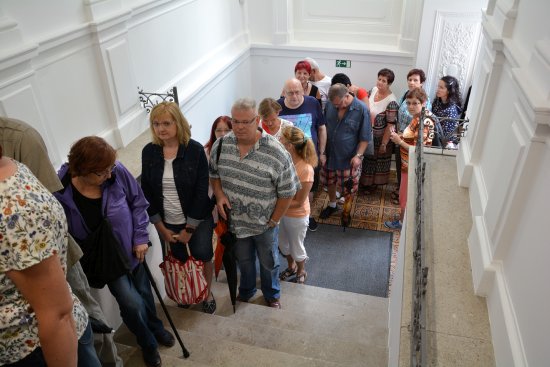 Lidé stojí ve frontě, aby si jako jedni z prvních prohlédli interiéry zrekonstruované Ringhofferovy vily.
FOTO: DAVID MACHÁČEK