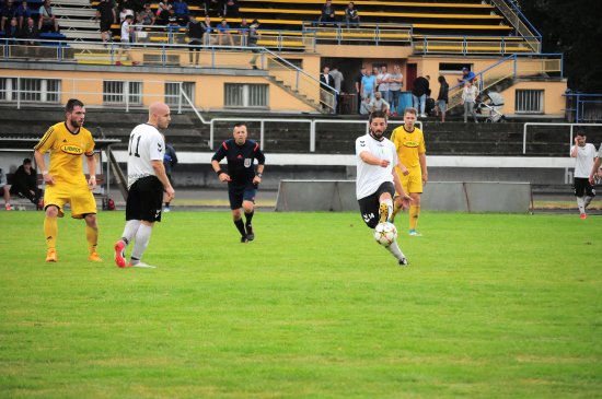 Po střele Petra Okřesíka (hráč odkopávající míč) se dvakrát fryčovický brankář zapotil, jednou míč dokonce skončil na břevnu.
FOTO: KRISTINA ČABLOVÁ