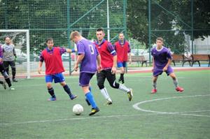 Vítězství štramberského mužstva (v pruhovaných dresech) nad Závišicemi zajistil v osmém turnaji dvěma brankami Lukáš Lichnovský (s páskou přes rukáv).         
FOTO: KRISTINA ČABLOVÁ