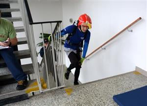 Lukáš Petrželka, jediný domácí závodník, dobíhá do cíle závodu TFA v 7. poschodí radniční budovy.
FOTO: DANA HOĎÁKOVÁ