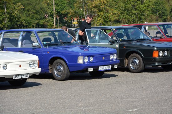 Členové Tatra klubu, sdružující majitele legendárních Tater 613, slavili v Kopřivnici výročí jeho založení. Sjelo se jich na sedmdesát.
FOTO: DAVID MACHÁČEK