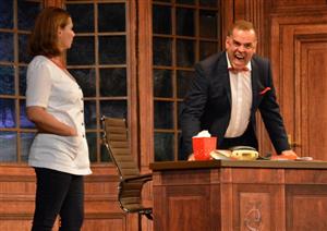 Herec Miroslav Etzler s kolegyní Gabrielou Míčovou v kopřivnickém představení thrilleru Mindgame - Líbezné vyhlídky.
FOTO: DAVID MACHÁČEK