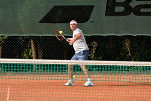 Jaroslav Čeladník při jedné z výměn tenisového Memoriálu Josefa Nemčeka. V tradičním turnaji neregistrovaných hráčů nakonec obsadil třetí místo ve dvouhře.  
FOTO: DAVID MACHÁČEK