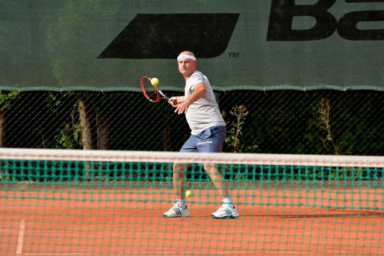 Jaroslav Čeladník při jedné z výměn tenisového Memoriálu Josefa Nemčeka. V tradičním turnaji neregistrovaných hráčů nakonec obsadil třetí místo ve dvouhře.  
FOTO: DAVID MACHÁČEK