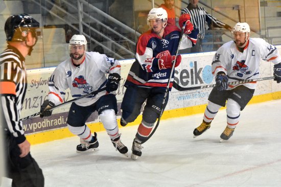 V prvních dvou třetinách derby s Novým Jičínem nasázeli kopřivničtí hokejisté svým soupeřům po dvou gólech. Novojičínští se ve třetí části zmohli jen na jednu branku.  
FOTO: D. MACHÁČEK